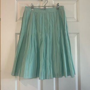 NWT Talbots mint seafoam green pleated skirt. Size 2